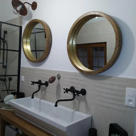 - A La Maison Du Bonheur Bed & Breakfast Lanty-sur-Aube