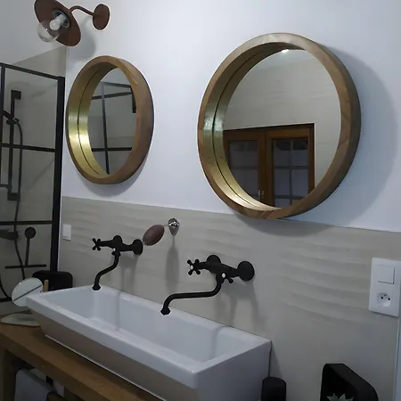- A La Maison Du Bonheur 3*